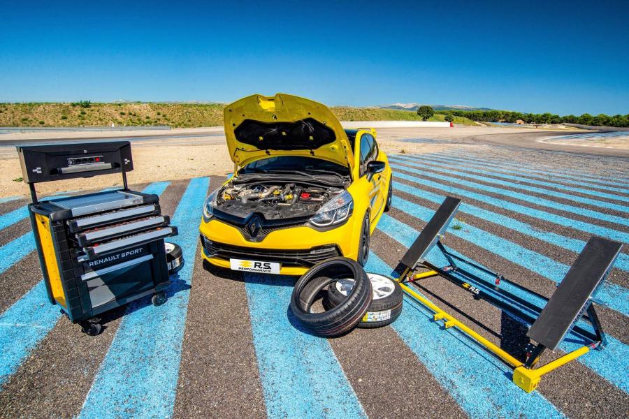  Renault Clio R.S. Performance Accessories 2018 года  (фото 13 из 13)